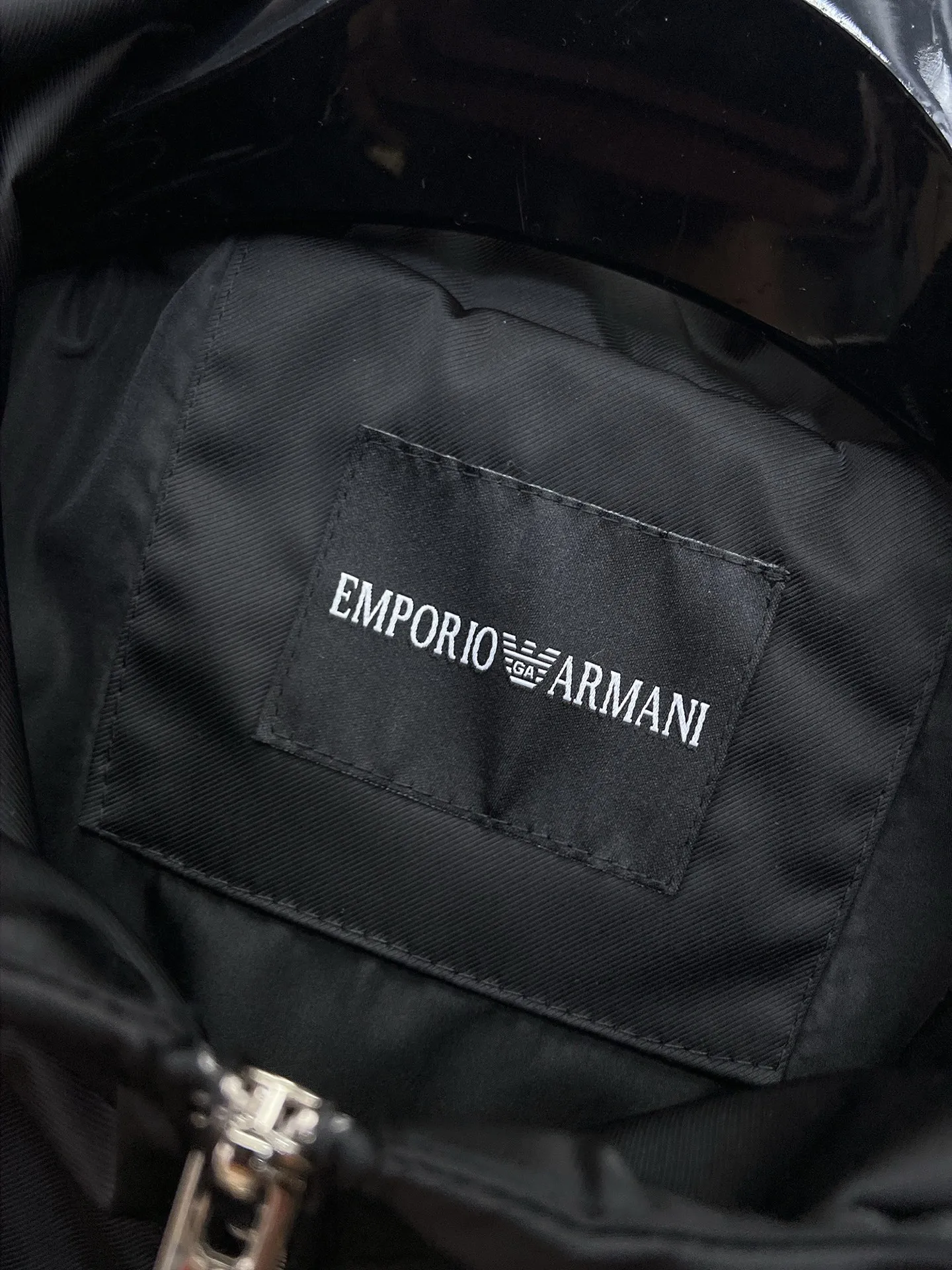 Armani official website Same Style, complete with three labels, on sale in advance. 2026 Autumn and Winter New Arrival men's jacket, Original with complete three labels, Premium version. Custom-made fabrics at the counter. Breathable, high comfort, impeccable details, brand element design concept, reflecting high quality. It feels delicate and soft, presents a casual cut, and has a great upper body shape. Sizes: M～3XL,